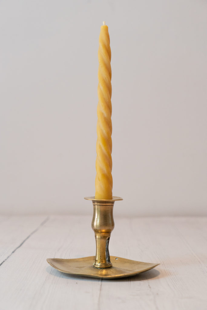 Beeswax Candle entirely made of beeswax + cotton wick.