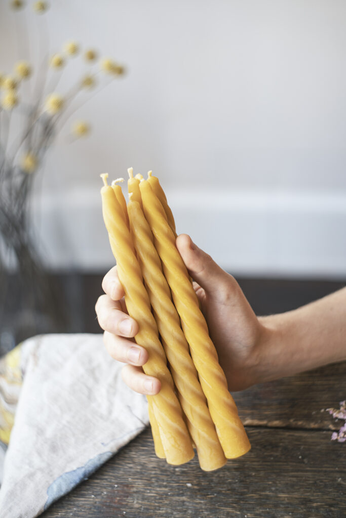 Beeswax Candle entirely made of beeswax + cotton wick.